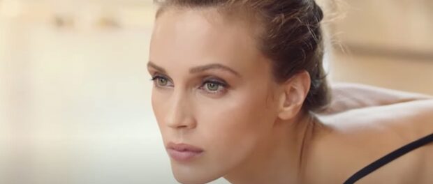 Pubblicita Chanel Les Beiges Canzone Modella Video Spot